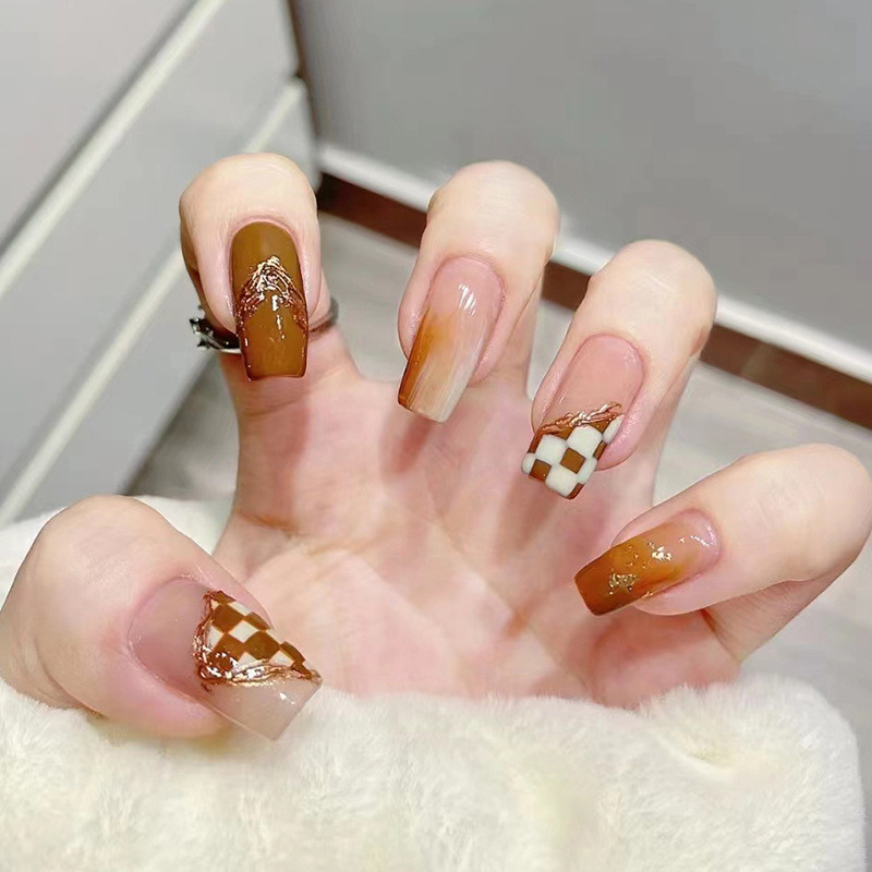 Làm trắng móng tay giả Mocha màu nâu cổ điển bàn cờ móng tay hai màu nhòe mặc thành phẩm móng tay gi
