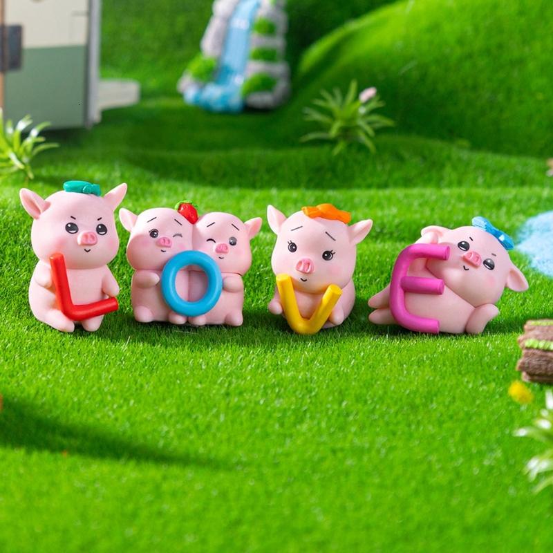 Giá sách đồ trang trí để mặt bàn Bộ quà tặng của 4 con lợn nhựa điêu khắc thu nhỏ đồ trang trí Chính tả tình yêu từ bảng điều khiển xe hơi
