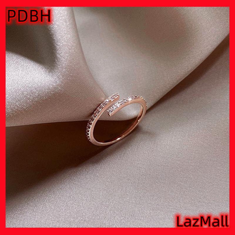 [PDBH Fashion Store] 🔥🔥🔥 Hot sale แหวนบางเฉียบรูปแบบมินิมอลรุ่นใหม่สำหรับผู้หญิงแหวนแต่งงานประดับเพทายทรงลูกบาศก์ระยิบระยับคุณภาพสูงใช้งานได้หลากหลายเครื่องประดับแหวนสวมนิ้วสำหรับผู้หญิงเป็นของขวัญอันยอดเยี่ยม ราคา 34 บาท*ส่งฟรี