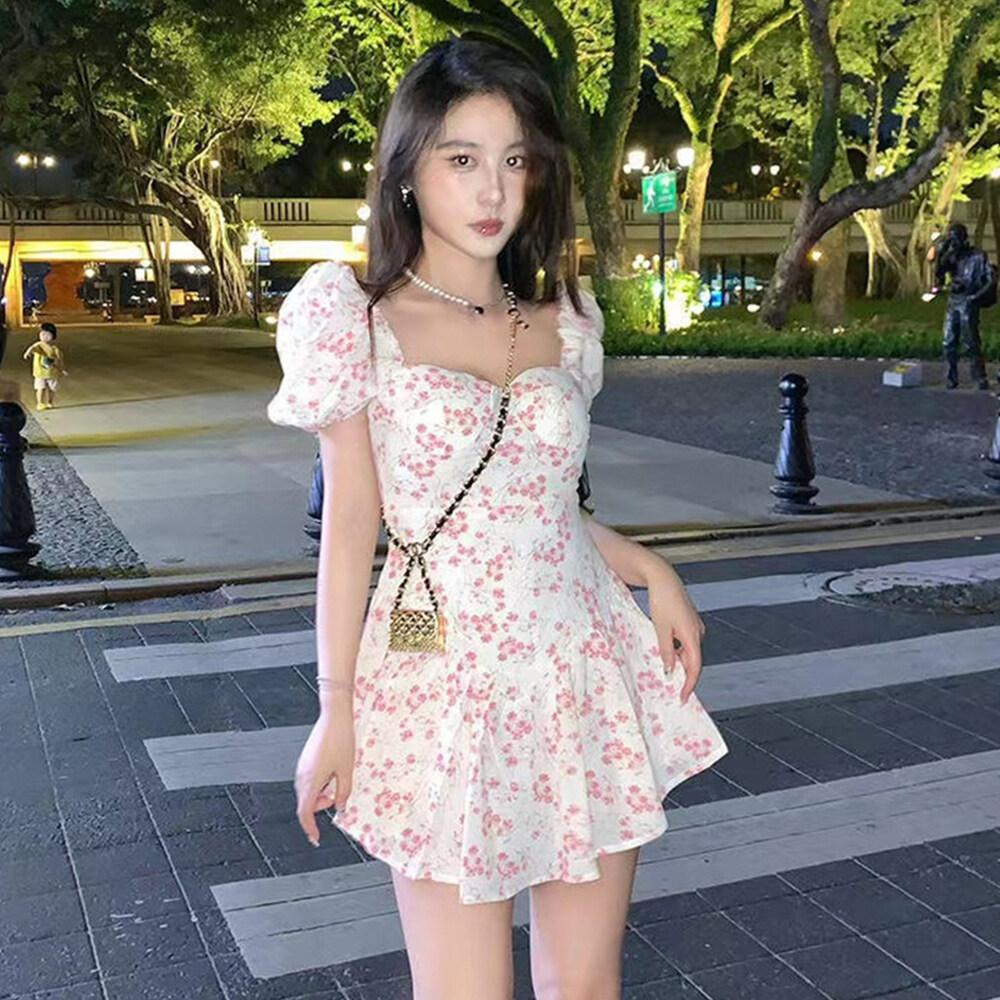 BRANCHÉ Phụ Nữ Của Dresses Mùa Hè Hoa Phồng Ngắn Tay Áo Cổ Vuông Một Dòng Pleated Mini Dresses B240925