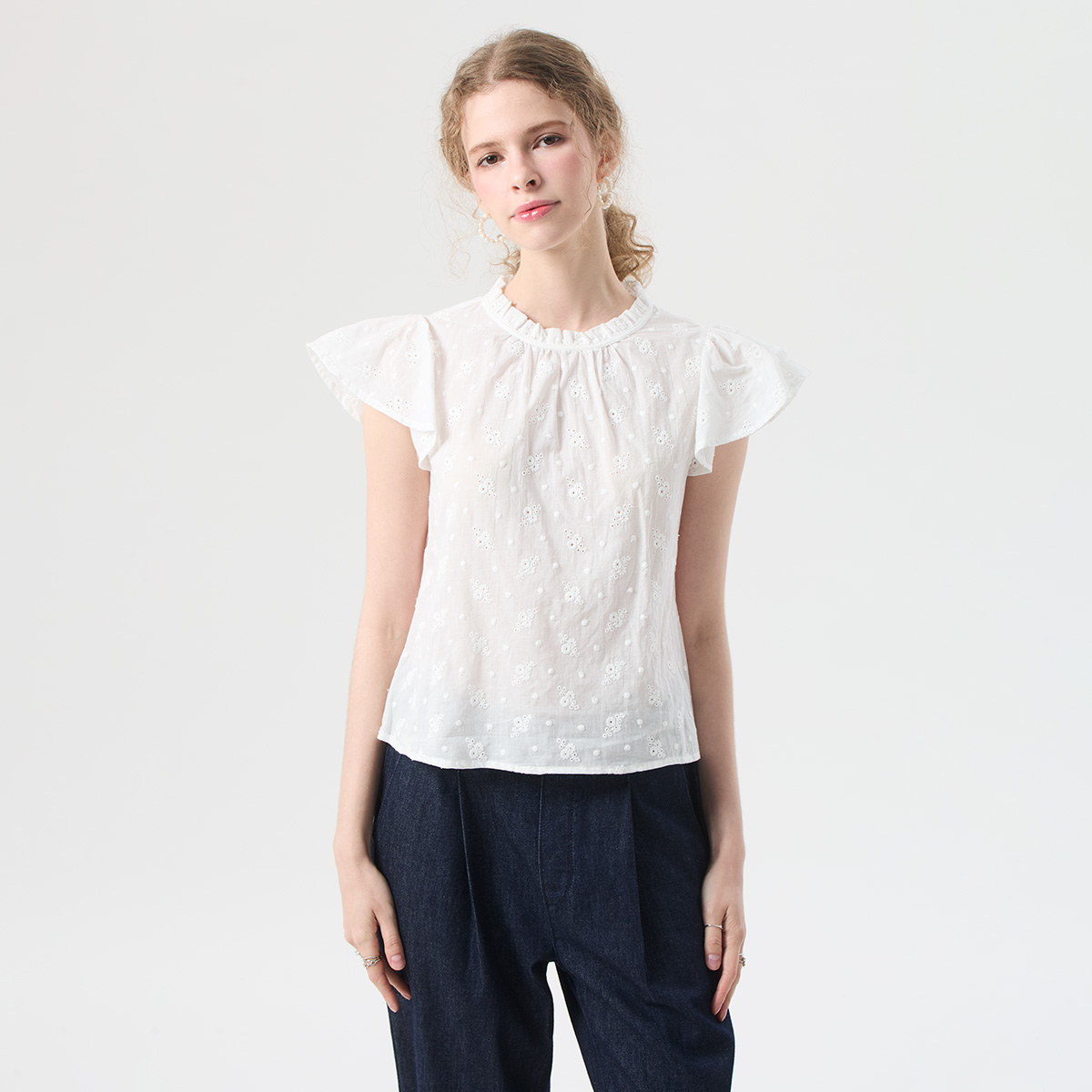 EP เสื้อเบลาส์ ผ้าคอตตอน แต่งระบาย ผู้หญิง สีออฟไวท์ | Ruffle Cotton Blouse | 05040 ราคา 977 บาท*ส่งฟรี
