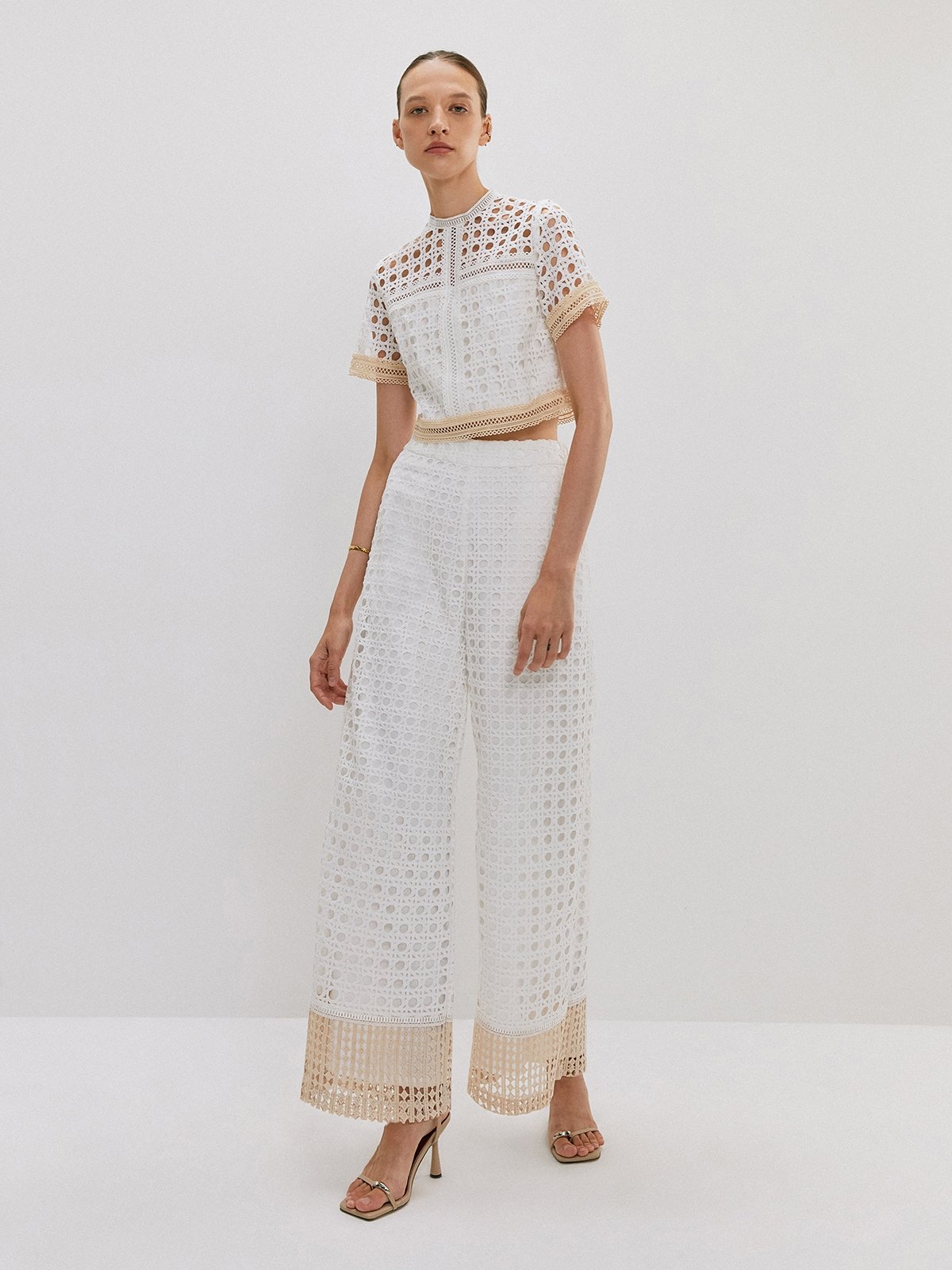 [Pomelo] Embellished Laser Cut Short Sleeve Blouse ราคา 1,599 บาท*ส่งฟรี