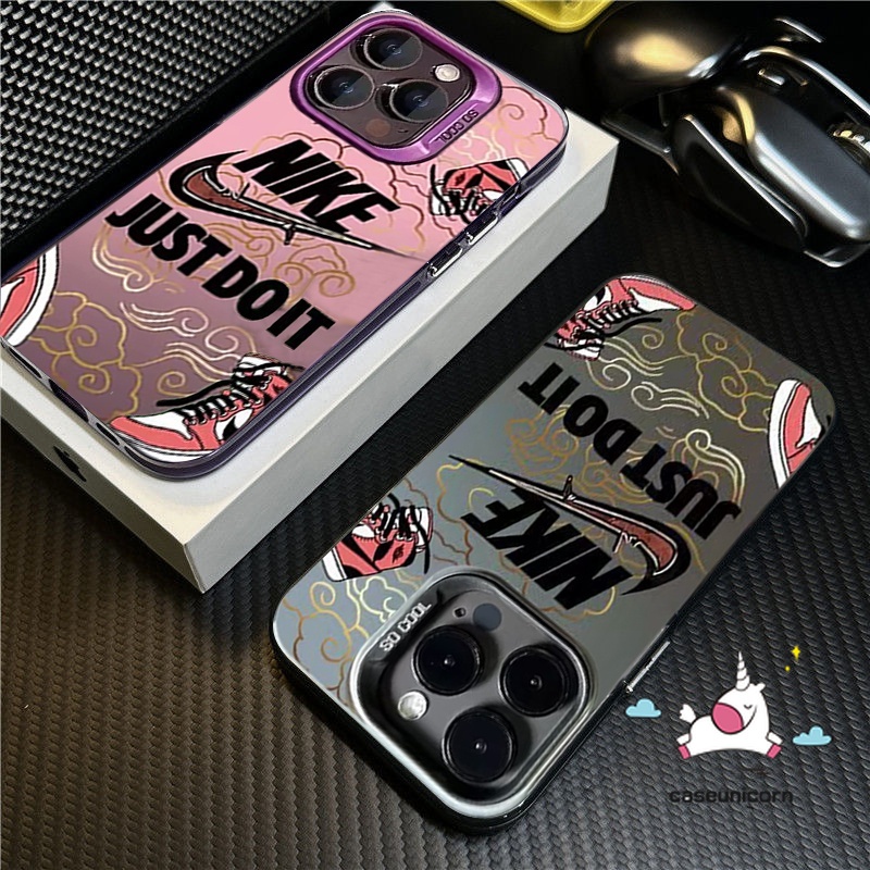 Caseunicorn hợp thời trang thương hiệu Đường Phố Mạ sang trọng ống kính kim loại ốp điện thoại tương thích cho iPhone 7 cộng với 15 14 11 12 13 Pro Max 8 cộng với XR x XS Max 7 8 cộng với SE 2020 sáng tạo nhãn graffiti vỏ mềm