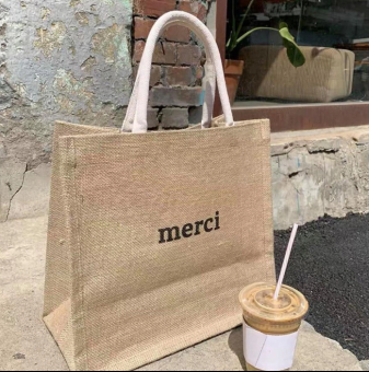 Túi cói Merci có miếng đệm đáy giữ form túi