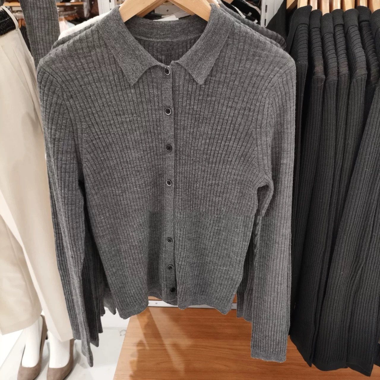 Nhật Bản chính hãng UNIQLO u phụ nữ 2024 mùa thu worsted Merino sườn cổ áo polo Áo len cardigan Áo k