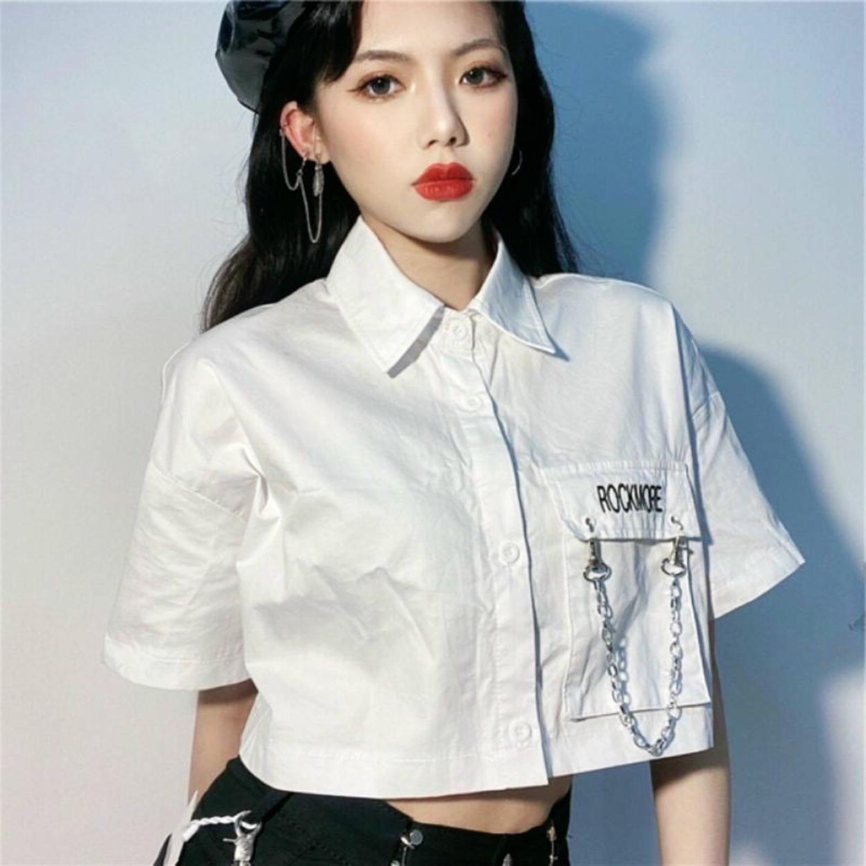 Áo sơ mi croptop phối dây xích, áo cổ bẻ nữ crop in chữ