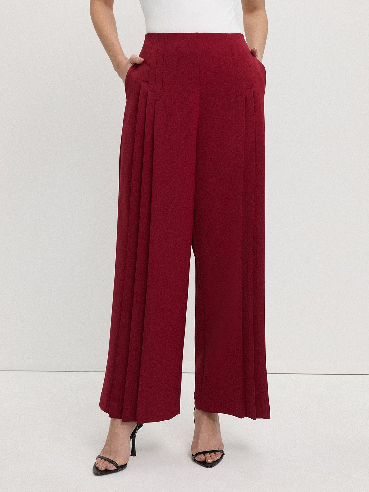 Pleated Wide Leg Trousers - Red ราคา 1,700 บาท*ส่งฟรี