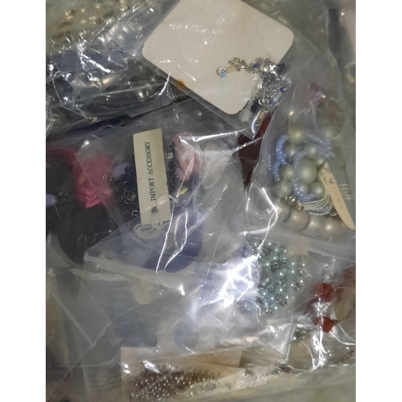 ///ของแท้!!!-ลด30%///ราคาเหมา 5 กิโล New japan สุ่มเครื่องประดับ ญี่ปุ่นของใหม่ สร้อยคอ ต่างหู แหวน กำไล สร้อยข้อมือ เข็มกลัด คละแบบมีซ้ำ ราคา 19,029 บาท*ส่งฟรี