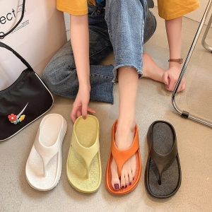 สินค้า รองเท้าแตะและรองเท้าแตะคู่ฤดูร้อนเวอร์ชั่นเกาหลีรองเท้าแตะหลากสีสำหรับผู้หญิง 2022 ใหม่ยาง EVA น้ำหนักเบาและกันลื่นหนา 3.5 ซม. จัดส่งจากประเทศไทย