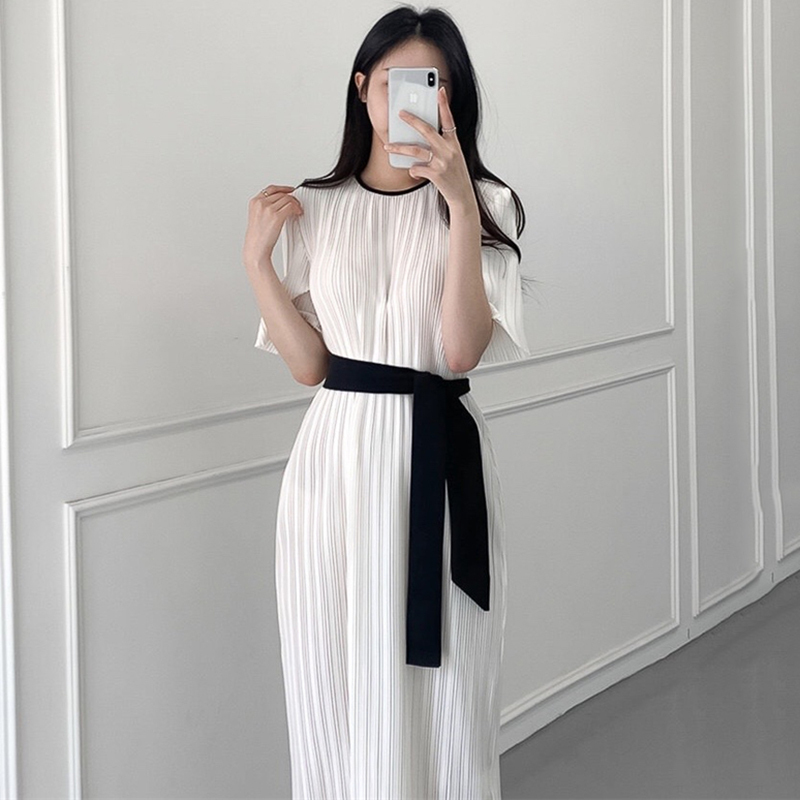 Váy màu trắng xếp li trang nhã, cổ tròn tay ngắn, dây cột nơ nhấn eo tôn dáng đầm dài, kiểu Hàn Quốc - INTL