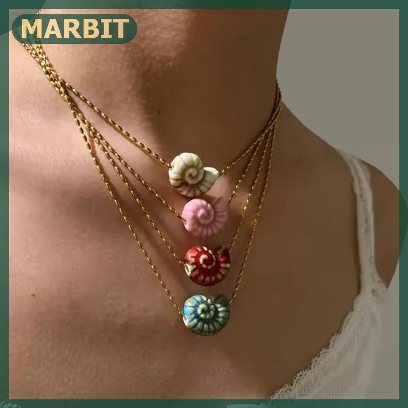 MARBIT สร้อยคอพร้อมจี้รูปหอยสังข์เซรามิกหลากสีน่ารักใหม่สำหรับผู้หญิงโซ่สแตนเลสเครื่องประดับทันสมัยสำหรับวันหยุดของขวัญฤดูร้อน ราคา 48 บาท*ส่งฟรี