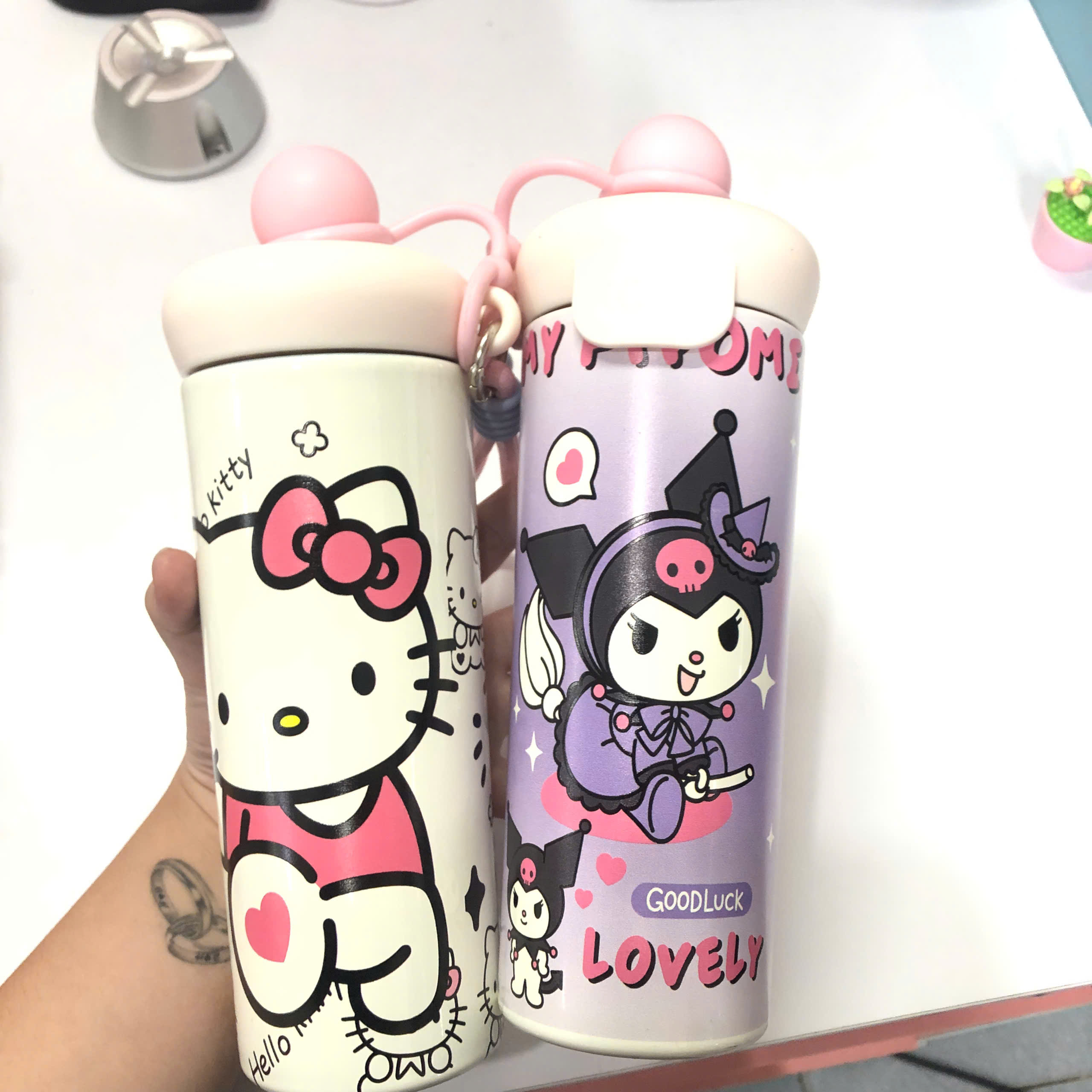 Bình Nước Hello Kitty & Kuromi Dễ Thương 650ml Kèm Dây Đeo – Ly Nước Nhựa Có Nắp Chống Tràn