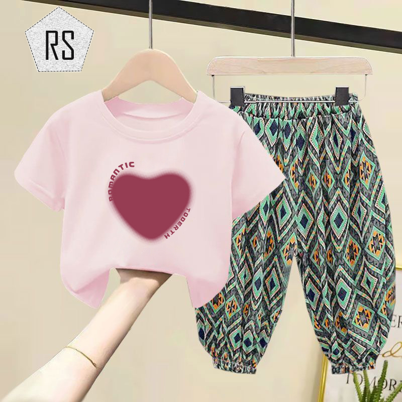 REALSELF เสื้อผ้าเด็กผญ เสื้อเด็กหญิง ลายหัวใจมีสไตล์ เสื้อแขนสั้นผ้าฝ้ายคอกลม + กางเกงขายาวสำหรับเด็ก24326 ราคา 159 บาท*ส่งฟรี