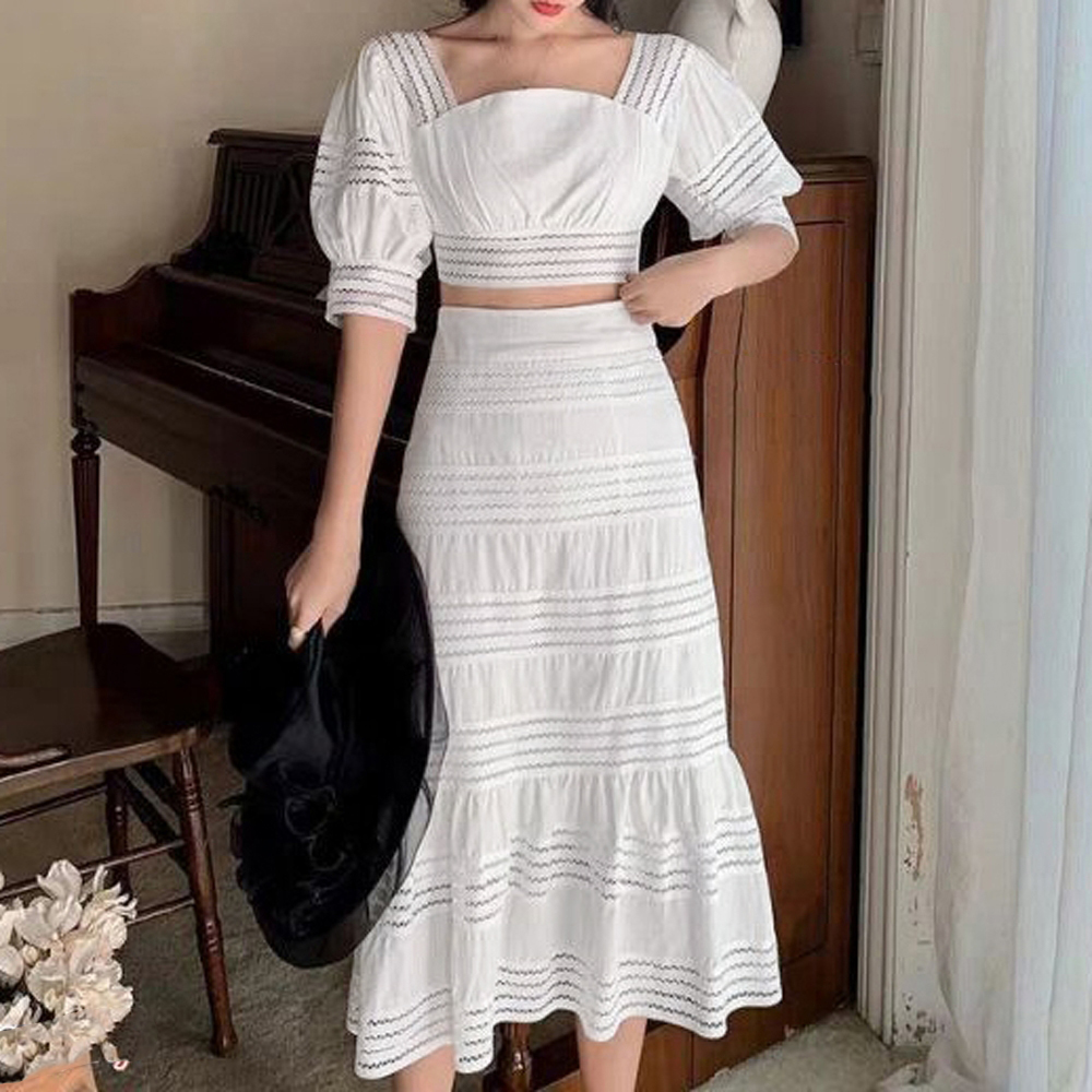 Closet Crush Closet Crus ชุดเช็ตเสื้อเบาส์แขนสั้น กระโปรงยาว สีขาว ราคา 446 บาท*ส่งฟรี