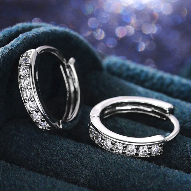 Huitan thanh nhã Khuyên tai tròn phụ nữ nửa vòng tròn đá Cubic Zirconia Thời Trang Bông Tai cho nữ chất lượng cao trang sức dropshipping