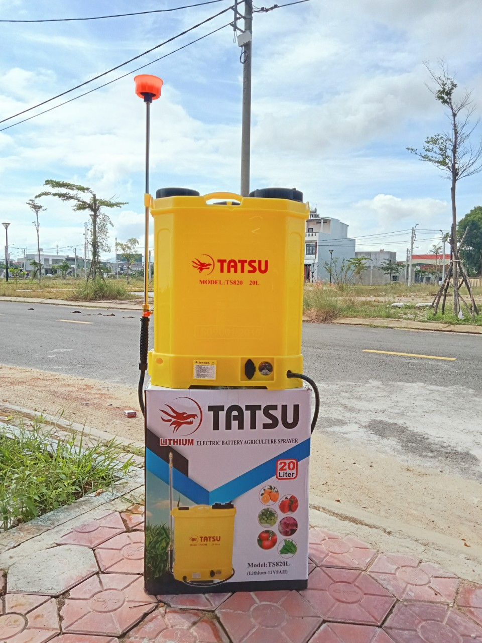 Bình xịt phun thuốc,bình tưới lan, cây cảnh, bằng điện Tatsu TS820 20 Lit - MÀU VÀNG