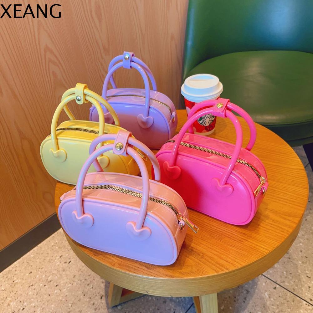 XEANG ฤดูร้อนฤดูร้อนฤดูร้อน ถุงเจลลี่พีวีซี กระเป๋าสะพายไหล่แบบสั้น สีลูกอมสี กระเป๋า Crossbody ขนาดเล็ก แฟชั่นสำหรับผู้หญิง แบบพกพาได้ กระเป๋าถือสำหรับผู้หญิง เทศกาลสงกรานต์ ราคา 215 บาท*ส่งฟรี