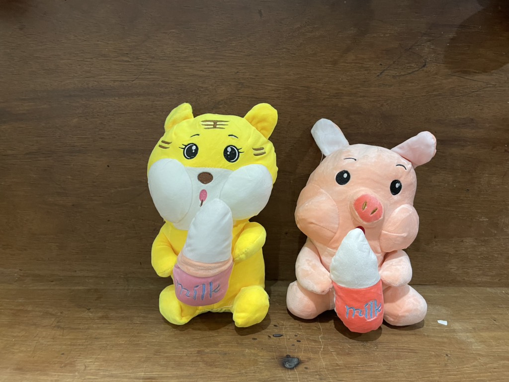 Thú ôm bình sữa vải miniso dài 35cm
