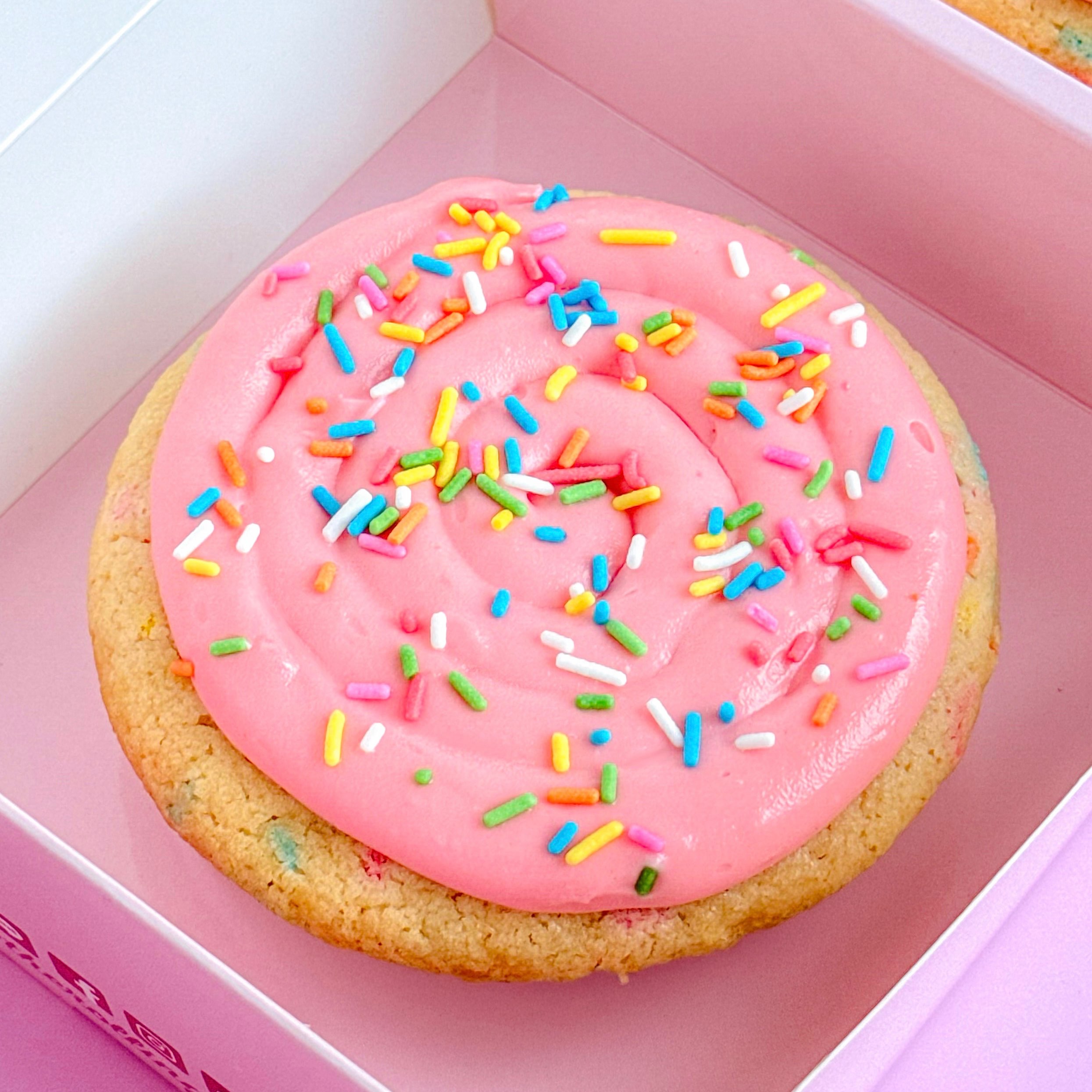 Pink Birthday Cookies คุกกี้รสชาติ Birthday Cake จาก The Rolling Pinn ราคา 160 บาท*ส่งฟรี