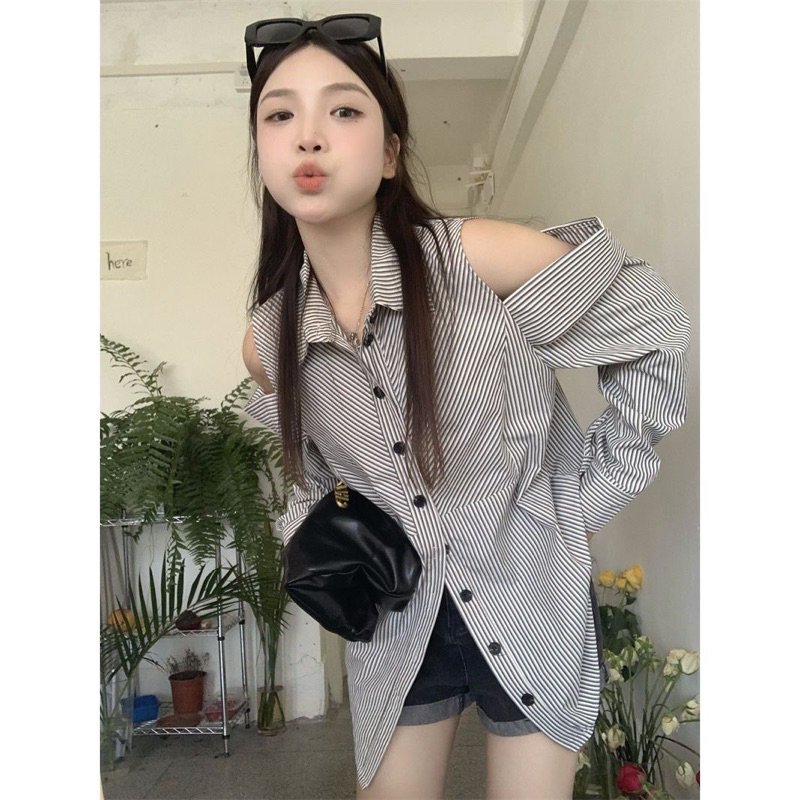 Áo sơ mi dài tay khoét vai kẻ sọc form dáng rộng thời trang nữ Famos