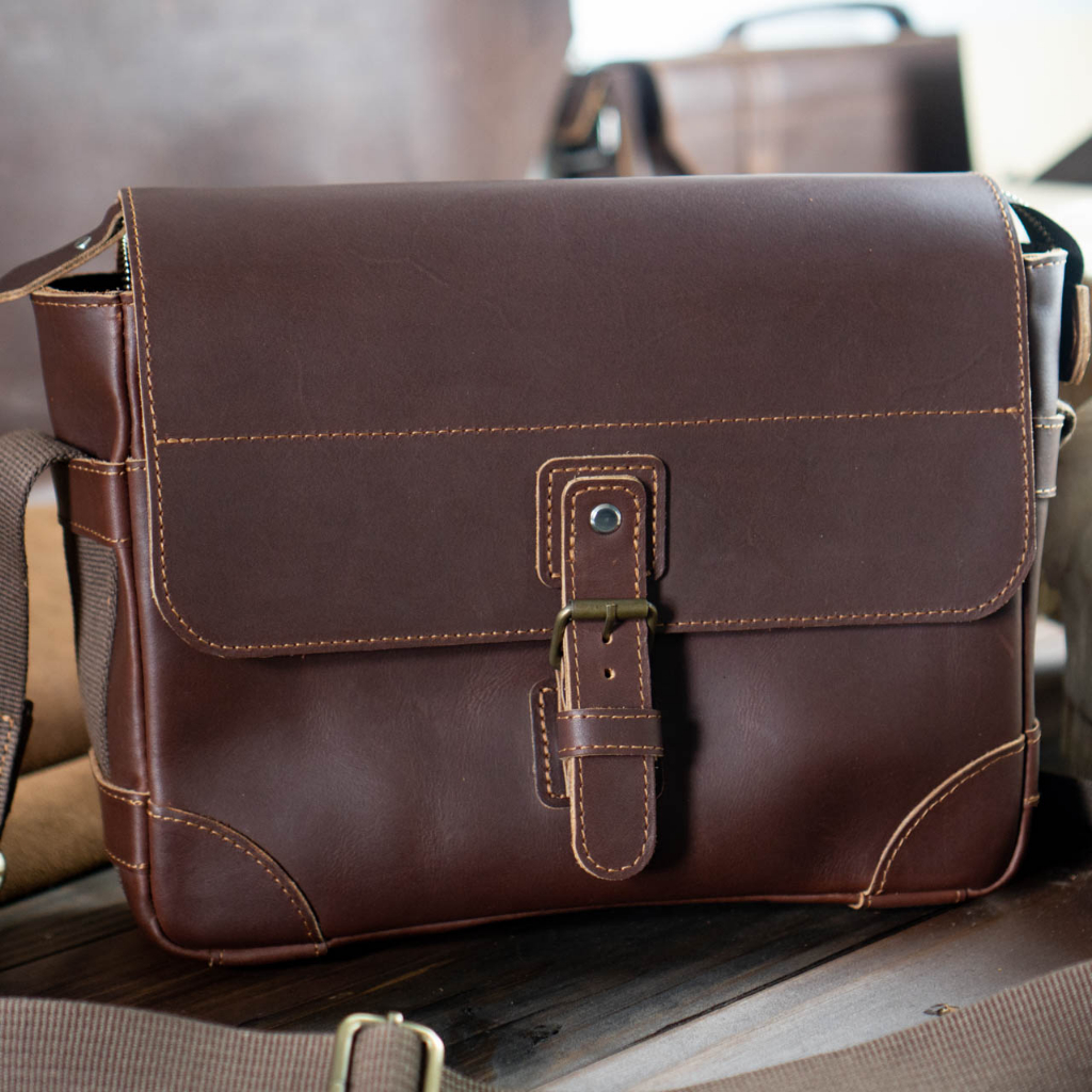 Túi đeo chéo đựng máy ảnh da thật. Túi máy ảnh du lịch vintage da nâu sáp fullgrain Manuk Leather