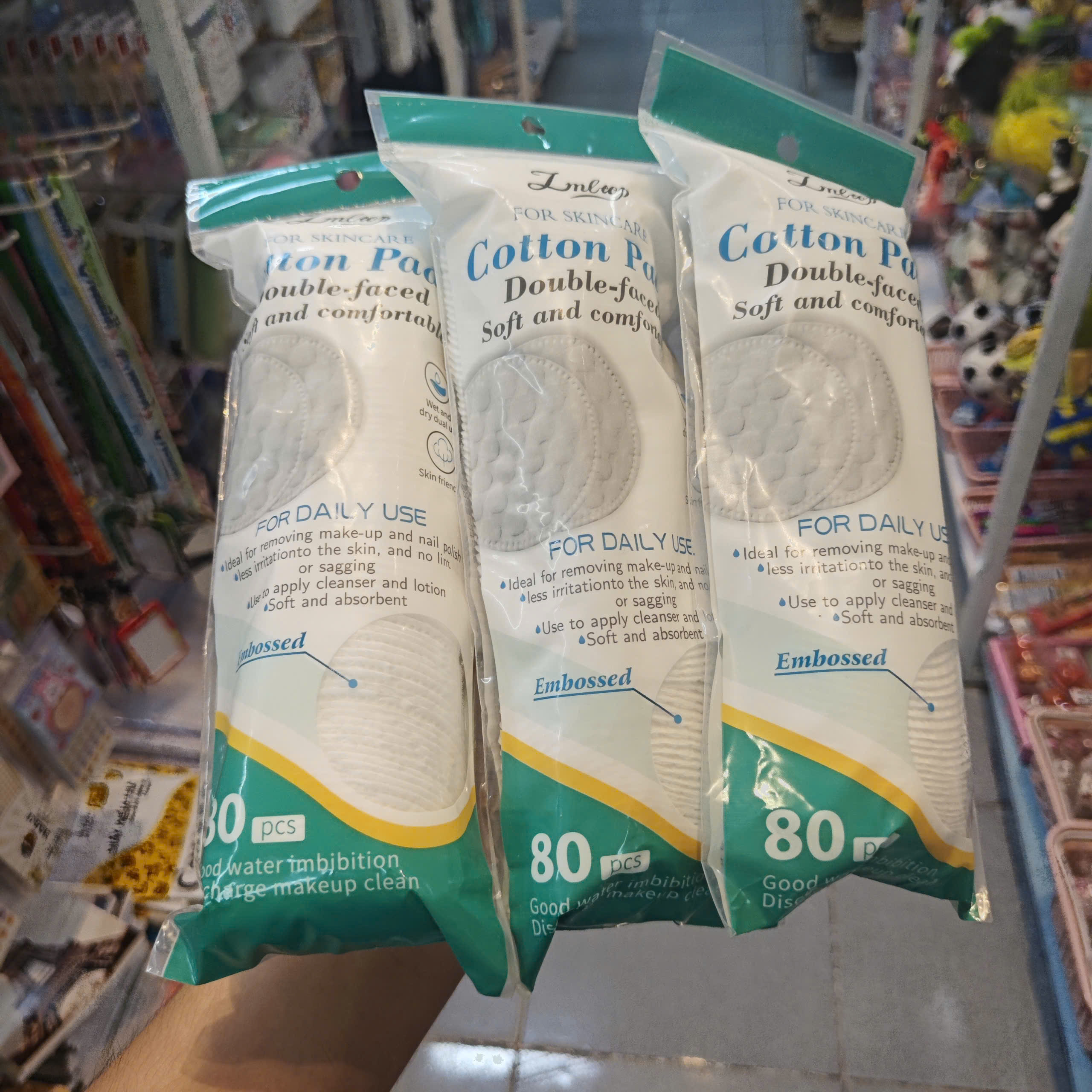 Một làn da sạch là nền tảng của vẻ đẹp tự nhiên. Và để làm sạch hiệu quả, bông tẩy trang chất lượng trong túi của bạn.