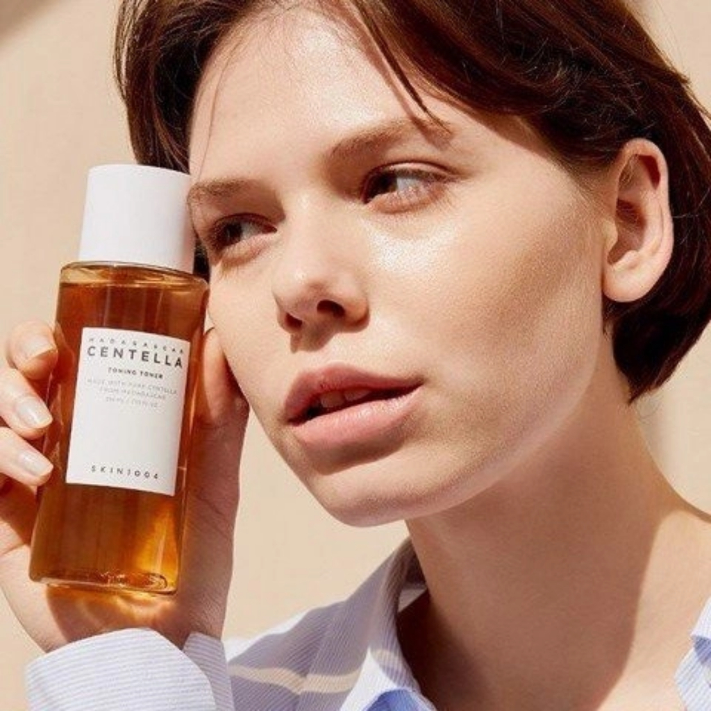 Skin1004 - Nước Hoa Hồng Rau Má Madagascar Centella Toner 210ml - Hỗ Trợ Làm Dịu & Cân Bằng Da - Hỗ trợ cân bằng độ ẩm cho da sau khi rửa mặt Giúp da mềm mại và mịn màng hơn Hỗ trợ làm sạch nhẹ bề mặt da Giúp da trông tươi và thông thoáng hơn