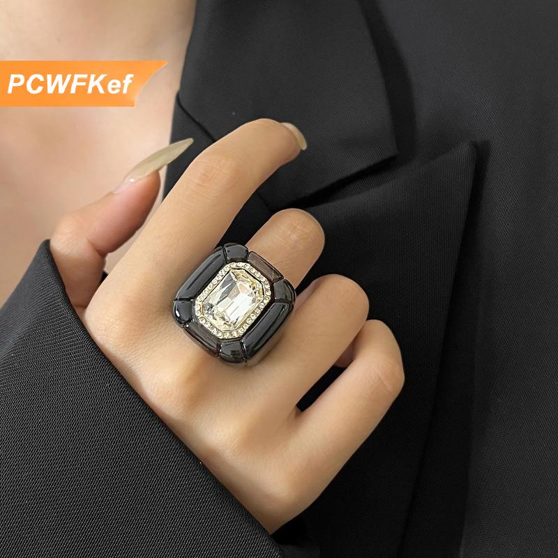 【PCWFKef】 แหวนพลอยเทียมสีสันสดใสสไตล์วินเทจแหวนเรซินรูปส่วนหน้าทรงเรขาคณิตเครื่องประดับระดับไฮเอนด์ที่หรูหรา ราคา 172 บาท*ส่งฟรี