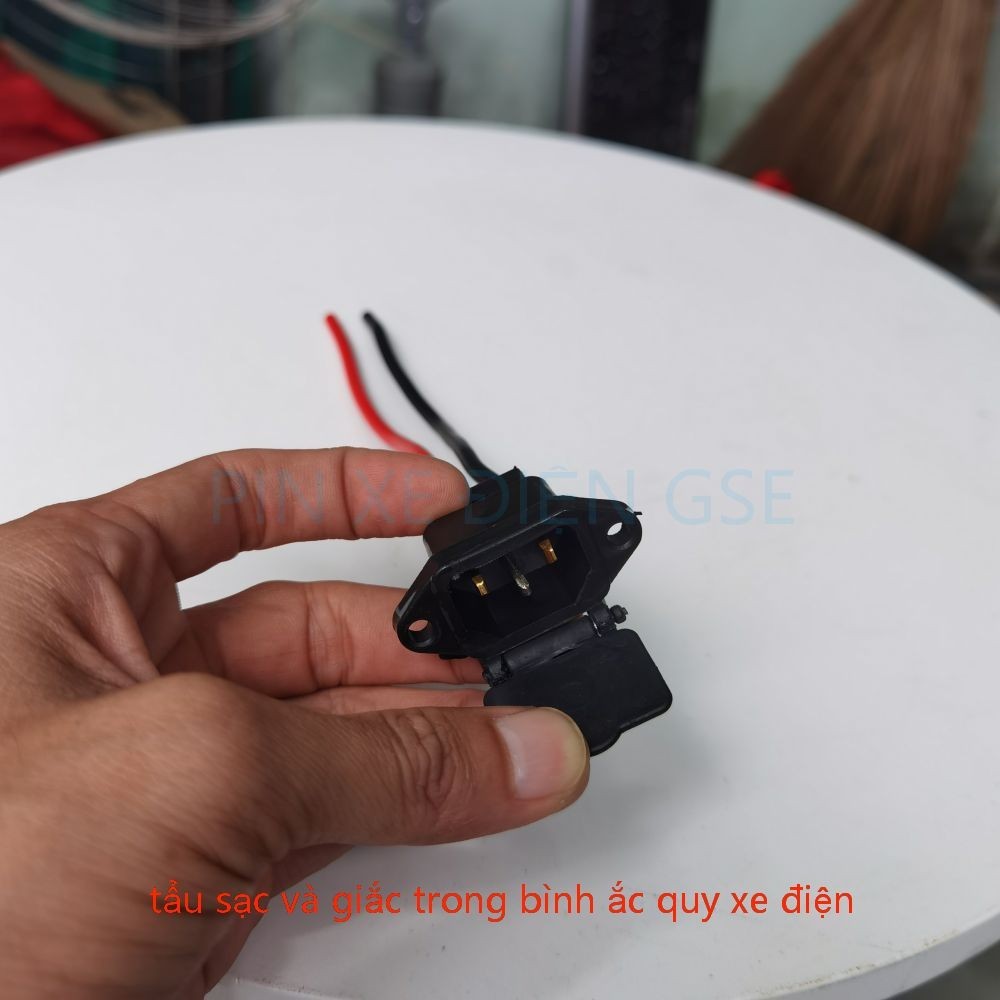 tẩu sạc và giắc trong bình ắc quy xe điện