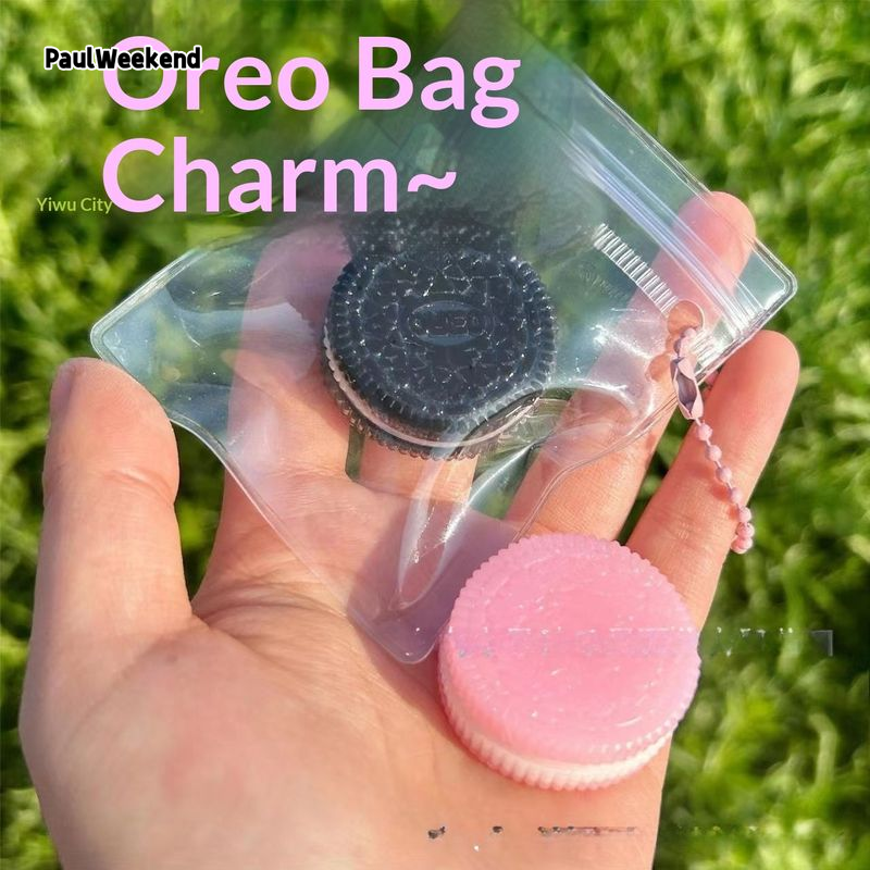 PaulWeekend Cute Oreo-Shaped Squishy Keychain Toy for Stress Relief and Fun Play ราคา 20 บาท*ส่งฟรี