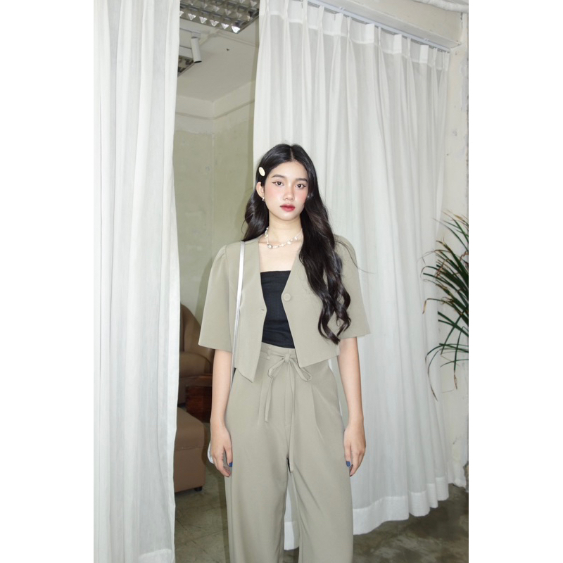 Mã lazxuhuong04 -40k đơn 299k - blazer croptop cổ v tay ngắn - garderobe