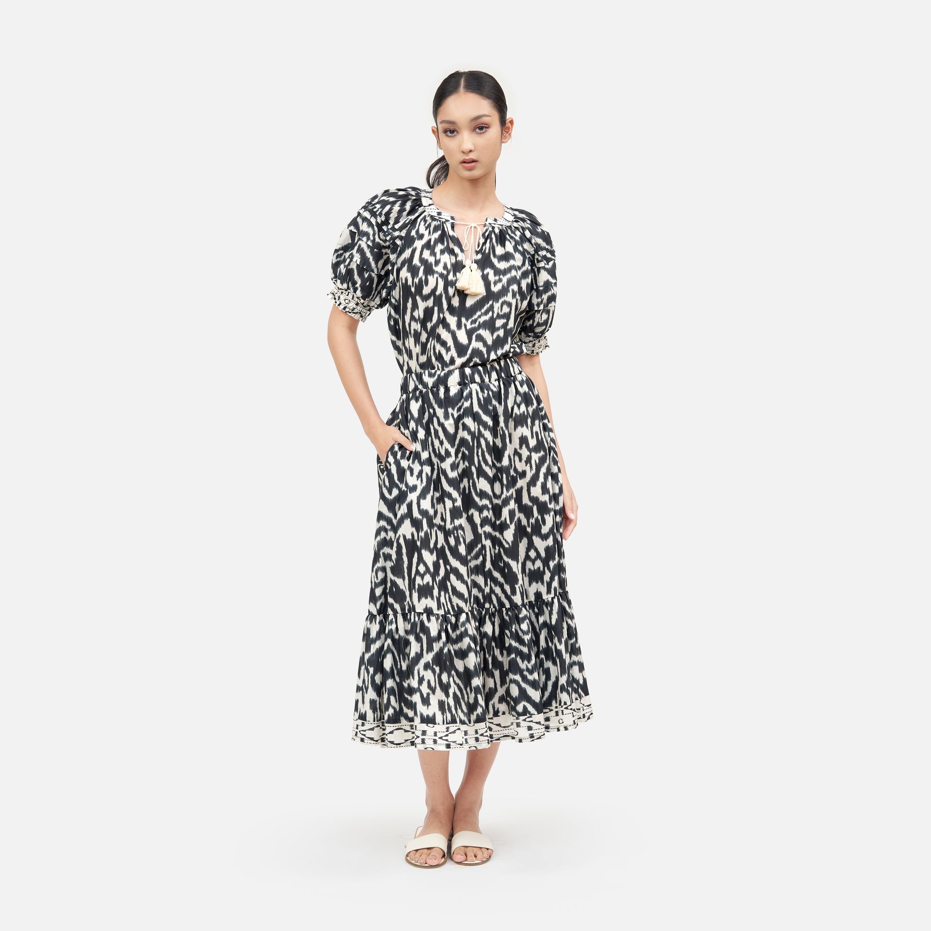 Ikat Cotton Voile Gathered Skirt - Black/White ราคา 1,950 บาท*ส่งฟรี
