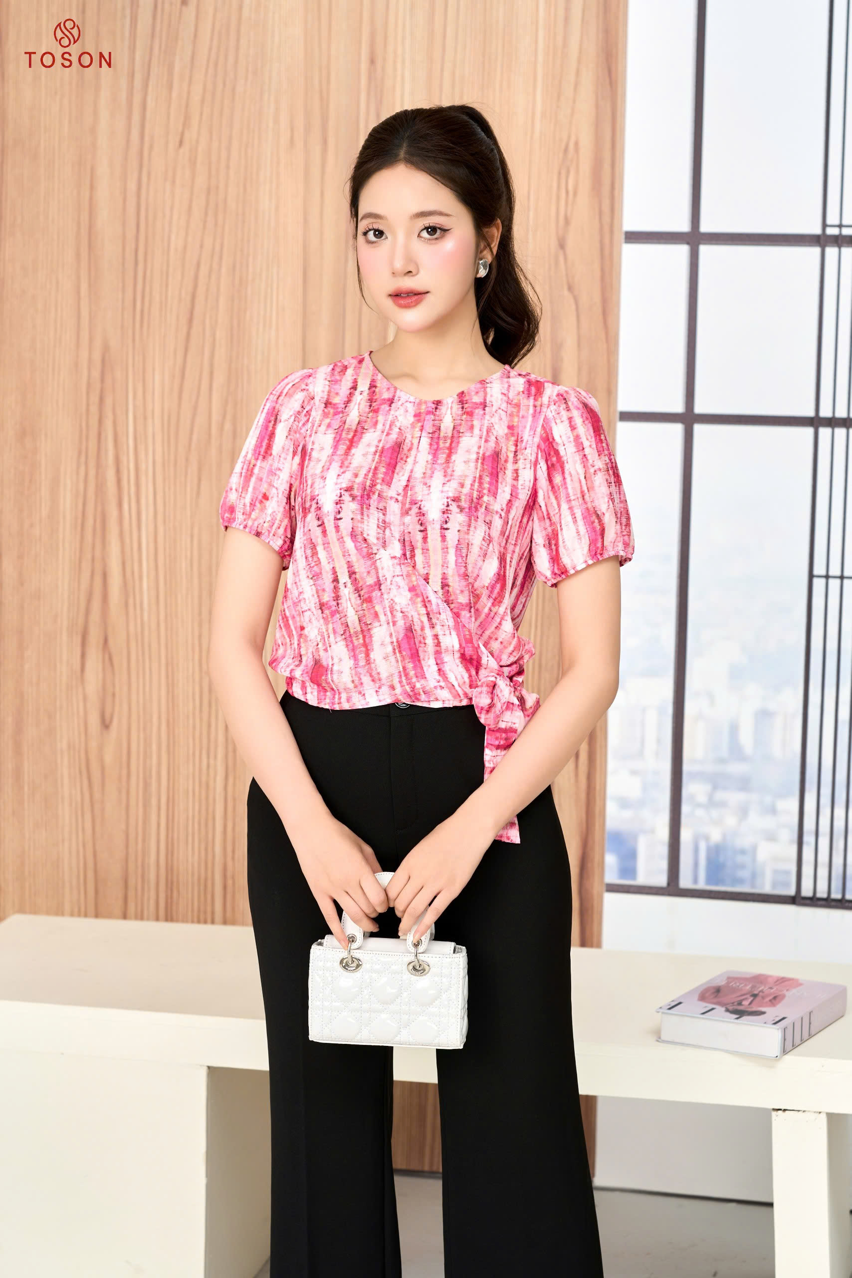 Áo hồng silk kẻ, buộc nơ eo 14059P95 Toson