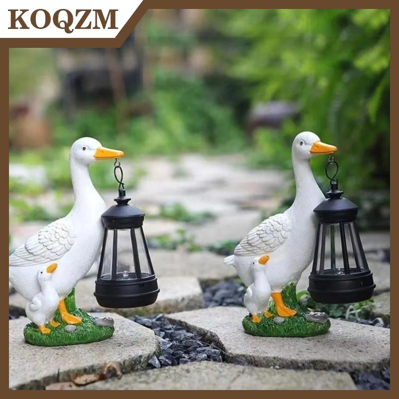 【KOQZM Home Styling】 รูปปั้นเป็ดพลังงานแสงอาทิตย์ทำจากเรซินโคมไฟพลังงานแสงอาทิตย์ส่องสว่างมากโคมไฟพลังงานแสงอาทิตย์ใช้ในสวนไฟ LED รูปสัตว์กลางแจ้งประหยัดพลังงาน ราคา 301 บาท*ส่งฟรี