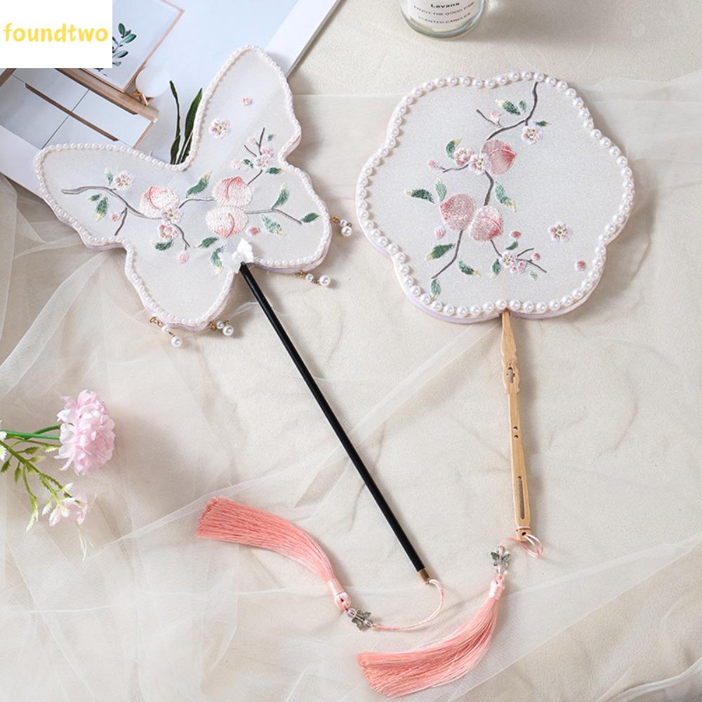 TIRRALIRRA งานปักด้วยมือ พัดลมด้ามยาวสไตล์โบราณ พู่มุกมุก คลาสสิกคลาสสิก พัดลมทรงกลมกี่เพ้า ของตกแต่งบ้าน ประณีตประณีตประณีต พัดลมด้ามไม้ไผ่ ของขวัญสำหรับเด็ก ราคา 137 บาท*ส่งฟรี