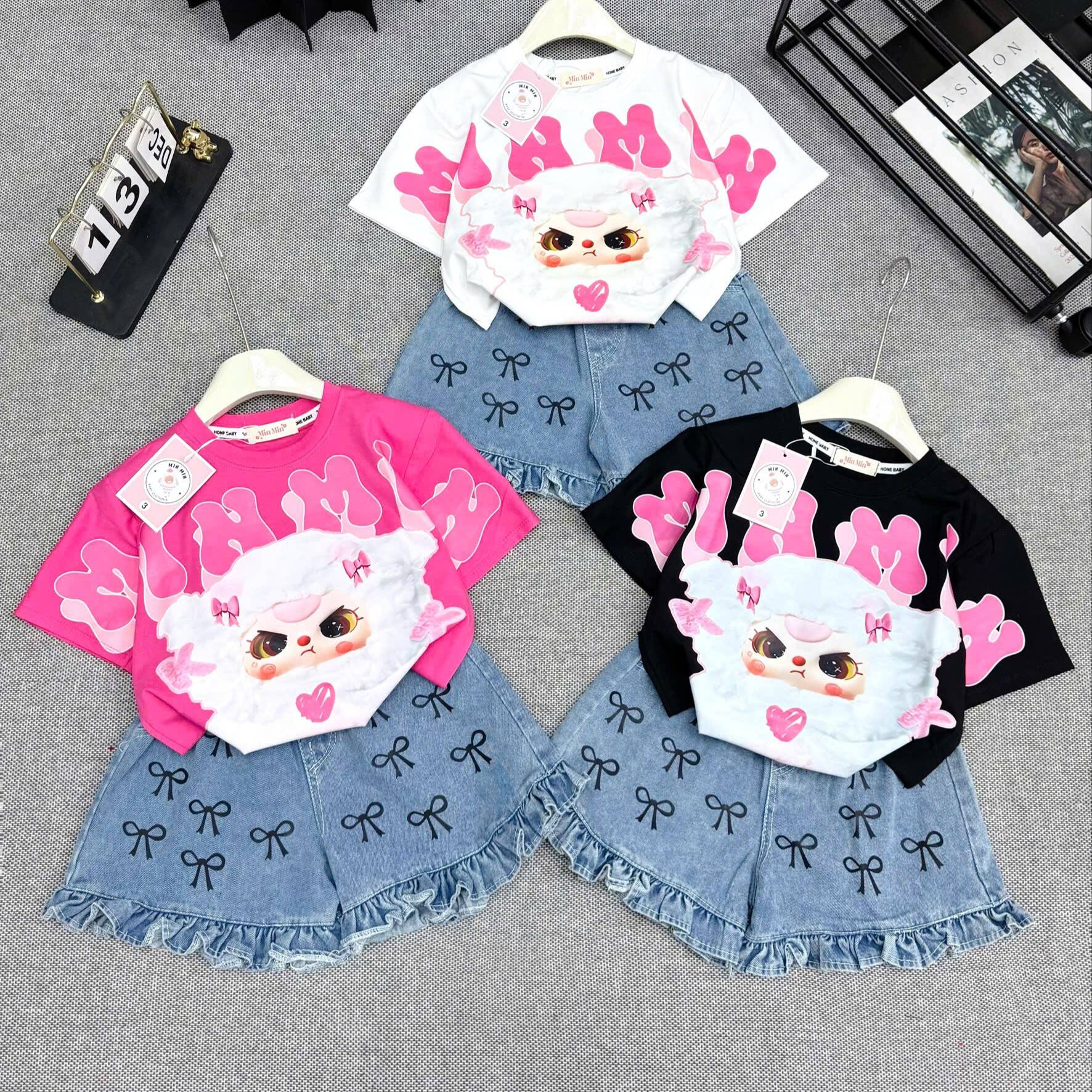 (18-42kg) Set áo thun cotton in hình Baby Three hot trend phối quần SỌC JEAN NƠ cho bé gái