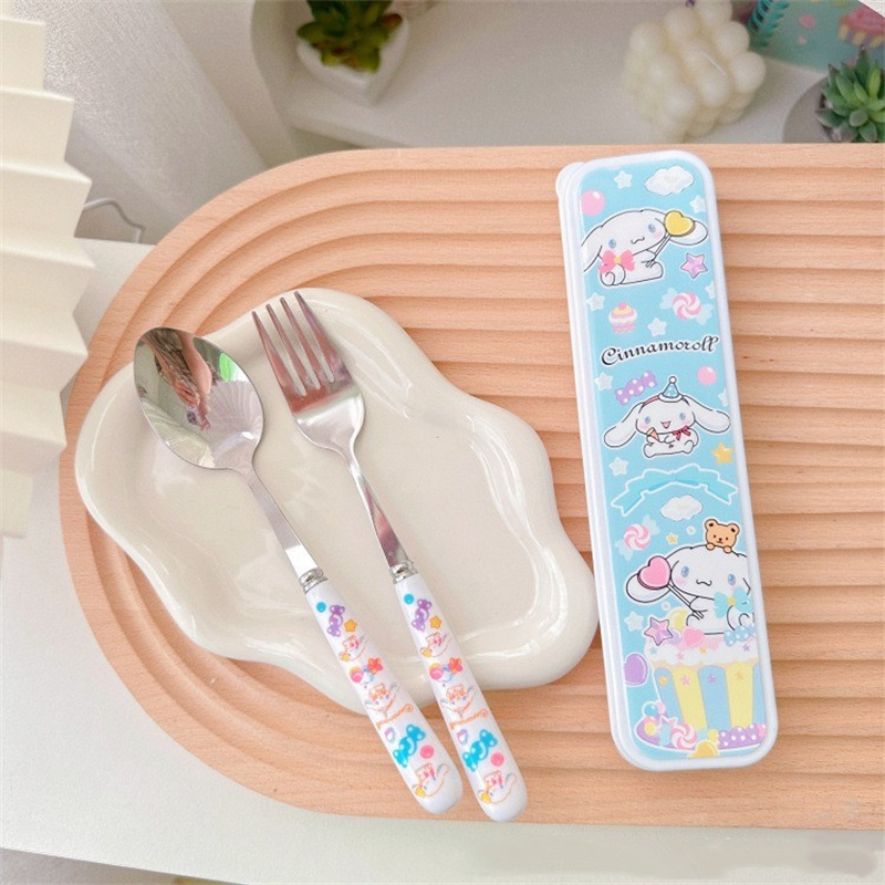VIVOLILV Sanrio การ์ตูนสแตนเลสช้อนส้อม Chopstick ชุดสามชิ้นเครื่องใช้โต๊ะนักเรียนแบบพกพาและทนทาน เครื่องใช้โต๊ะท่องเที่ยวบ้าน【การจัดส่ง 2-3 วัน】