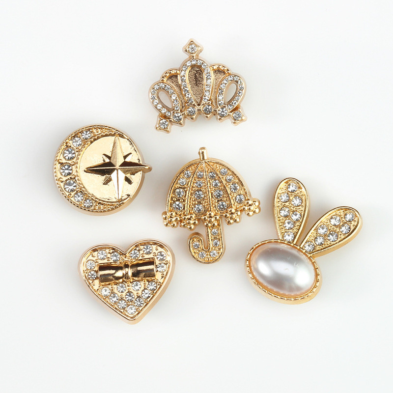  Vàng sáng kim loại tình yêu ngọc trai kim cương khóa giày jibbitz CROCS quyến rũ Giày 