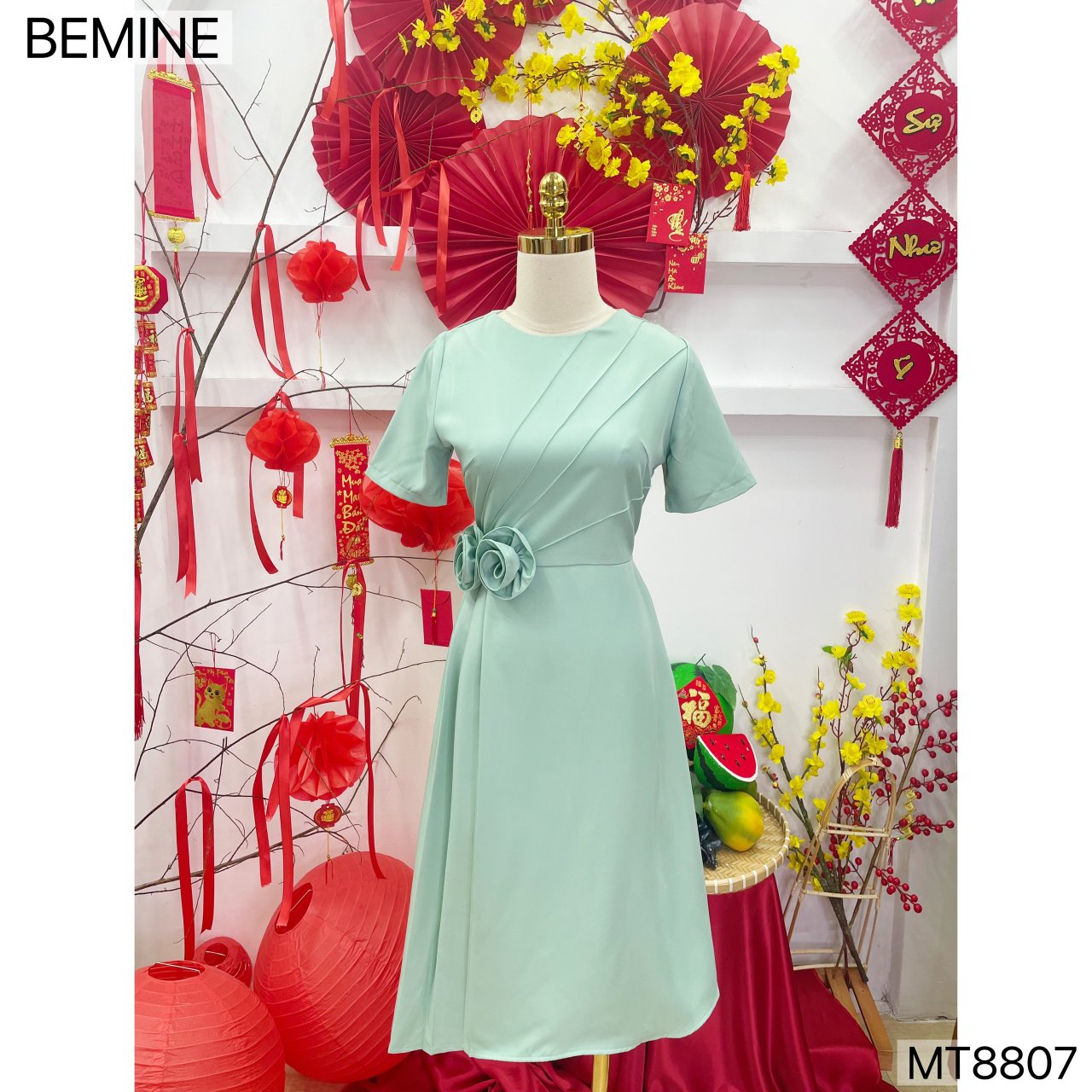Đầm thiết kế cổ tròn eo đính hoa tùng xoè bemine mt8807