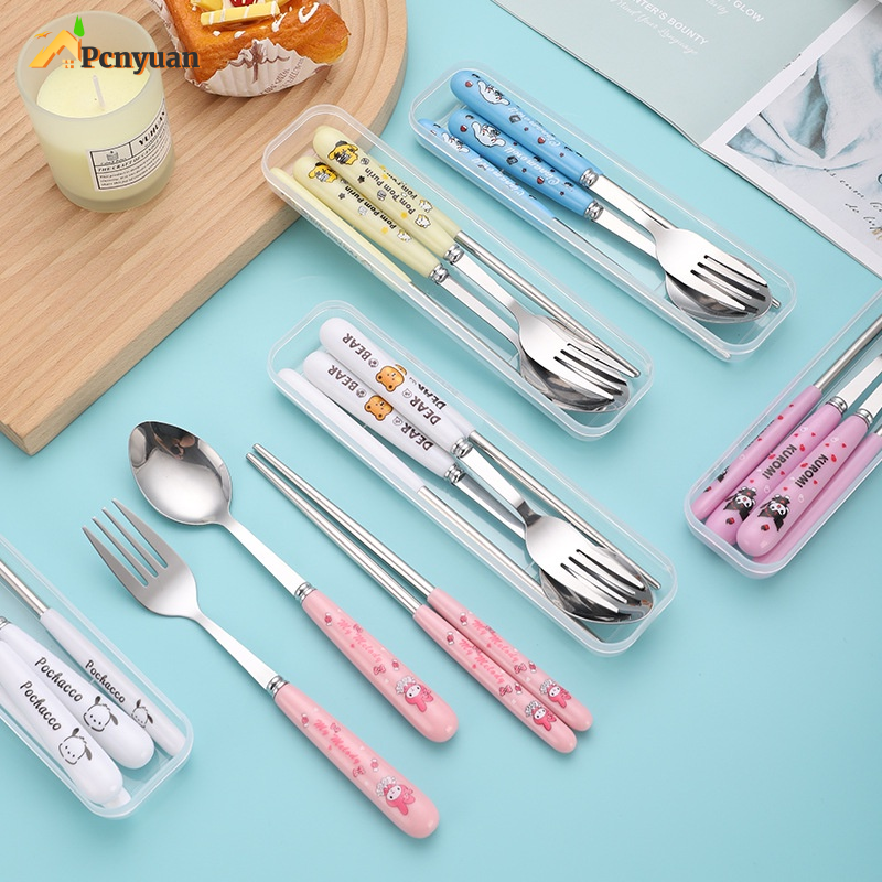 YILQQPER ชุดช้อนส้อมพกพา Sanrio สำหรับเด็ก ชุดช้อนส้อม ตะเกียบ สเตนเลส ลายการ์ตูน ชุด 3 ชิ้น ช้อนส้อมพร้อมกล่อง [สินค้าพร้อมส่ง] ราคา 10 บาท*ส่งฟรี