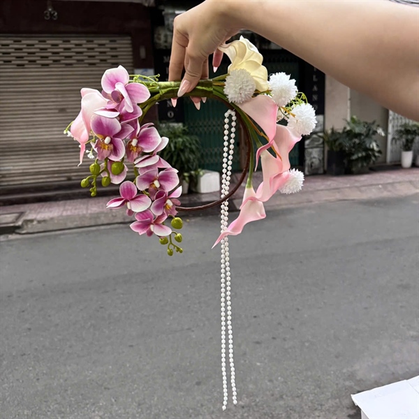Hoa cầm tay cô dâu Callalily hồng mix hoa lan tím bó tròn tay sách mẫu mới 2026