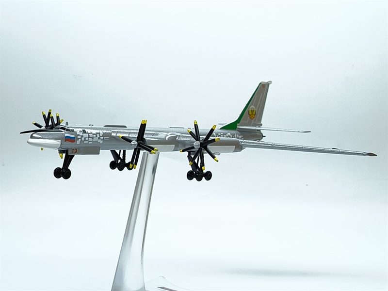 Mô hình máy bay TU 95MS Tỷ lệ 1 200
