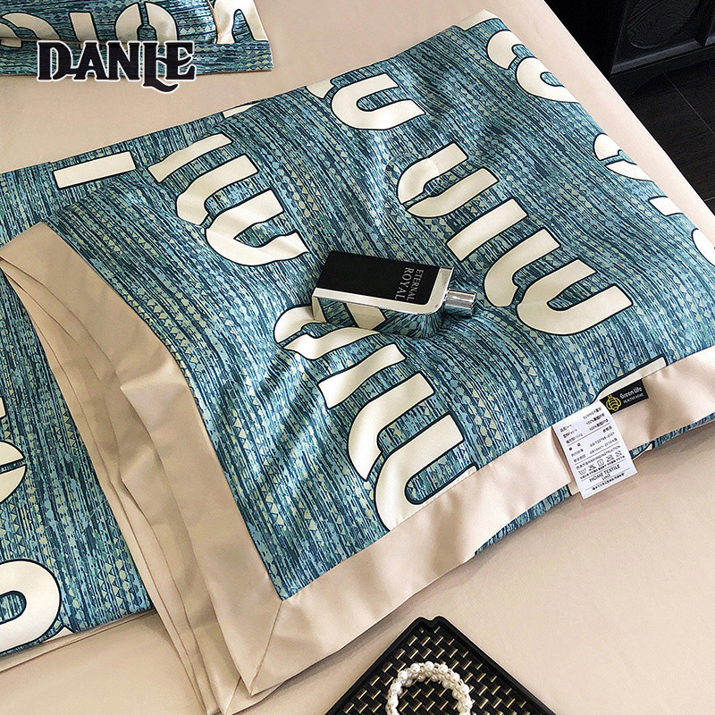 Quilt sheet pillowcase Bedclothes four-piece suit 5-foot sheets /6-foot quilts (quilt+sheet+pillowcase *2) Printed summer quilt Four-piece bedding Ice silk air conditioning quilt Summer quilt is silky and thin. ราคา 1,059 บาท*ส่งฟรี
