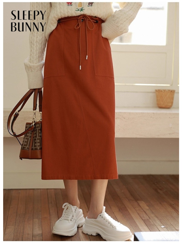 SLEEPY BUNNY DS Casual Red Drawstring Midi Skirt for Women High Waist A-Line Skirt Autumn Loose Straight Fit Mid-Length Skirt for Daily Work ราคา 1,525 บาท*ส่งฟรี