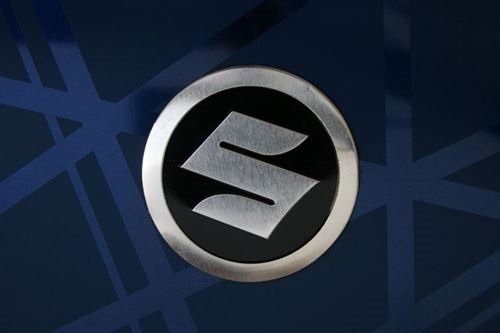 tem biểu tượng Suzuki