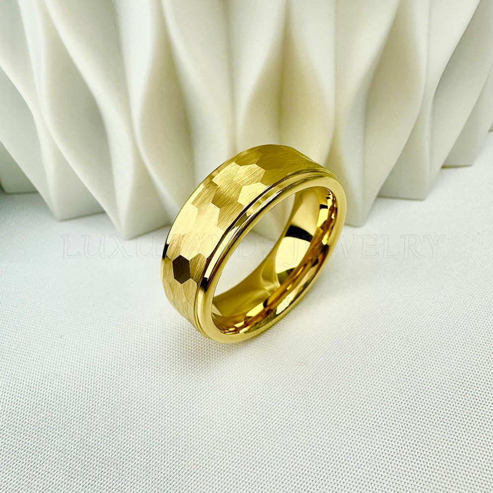 Tungsten cưới vàng-màu nhẫn cho nam giới wemen 8mm 6mm bước cạnh multifaced búa Băng đen bề mặt nhám vừa vặn phù hợp