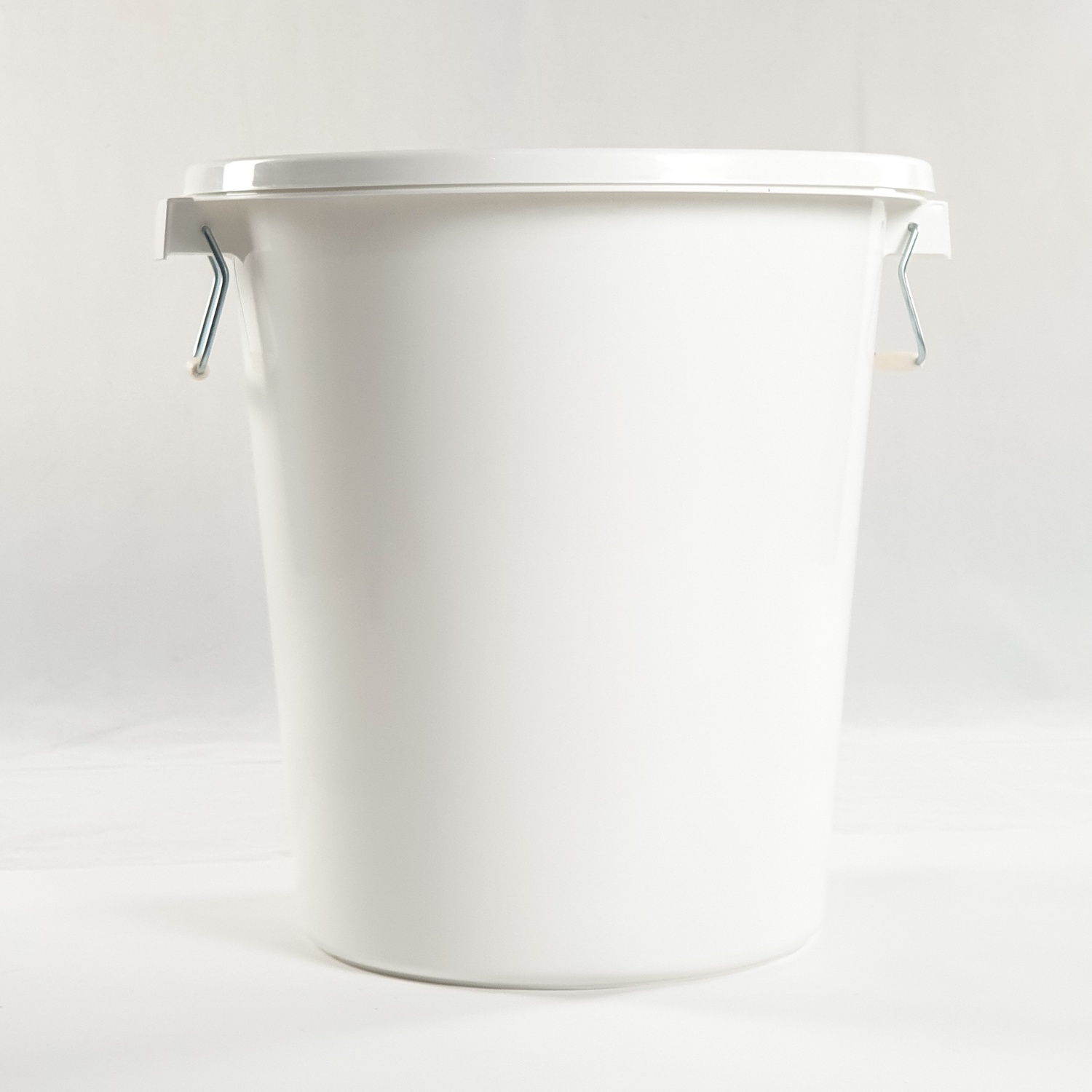Global House GOME ถังน้ำกลมฝาล็อค 90 ลิตร ขนาด 55x55x60 ซม. สีขาว รับประกันของเเท้! ราคา 551 บาท*ส่งฟรี