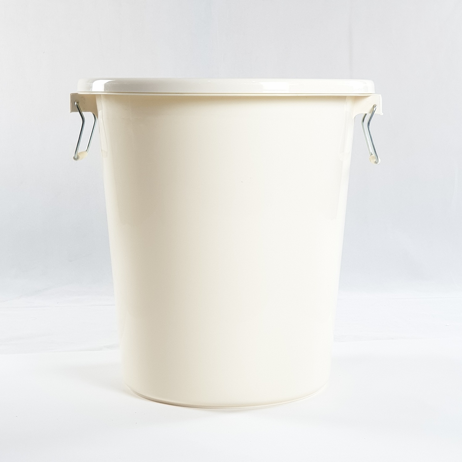 Global House GOME ถังน้ำกลมฝาล็อค 65 ลิตร ขนาด 49.5x49.5x53.5 ซม. สีเบจ รับประกันของเเท้! ราคา 383 บาท*ส่งฟรี