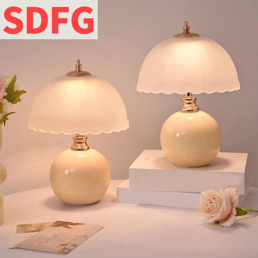 SDFG ฝาครอบกระจก โคมไฟตั้งโต๊ะดอกไม้ ครีมสไตล์ ฐานเซรามิก โคมไฟโต๊ะนอร์ดิก ทันสมัย ต่อสายแล้ว โคมไฟข้างเตียง สำหรับบ้าน ราคา 578 บาท*ส่งฟรี