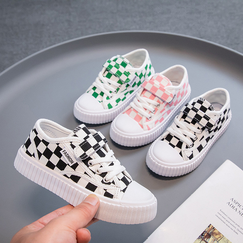 รองเท้าผ้าใบลําลอง ระบายอากาศได้ดี ลายตารางหมากรุก สีดํา สีขาว สําหรับเด็กนักเรียนผู้ชาย และผู้หญิง ราคา 1,678 บาท*ส่งฟรี